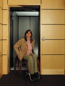 Osoba na wózku w hotelowej windzie