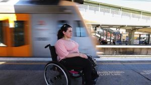 Wózek inwalidzki na peronie kolejowym