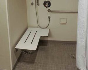 Prysznic wyposażony w krzesło dla osób niepełnosprawnych