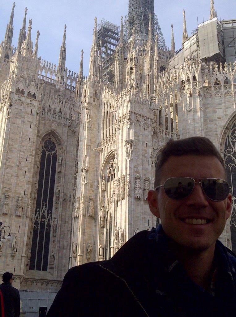 Na tle mediolańskiej świątyni Duomo