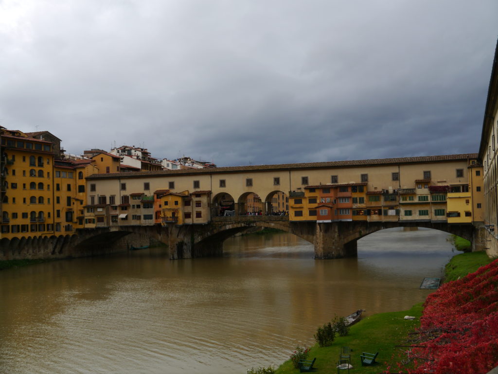 Widok na most Ponte Vecchio we Florencji