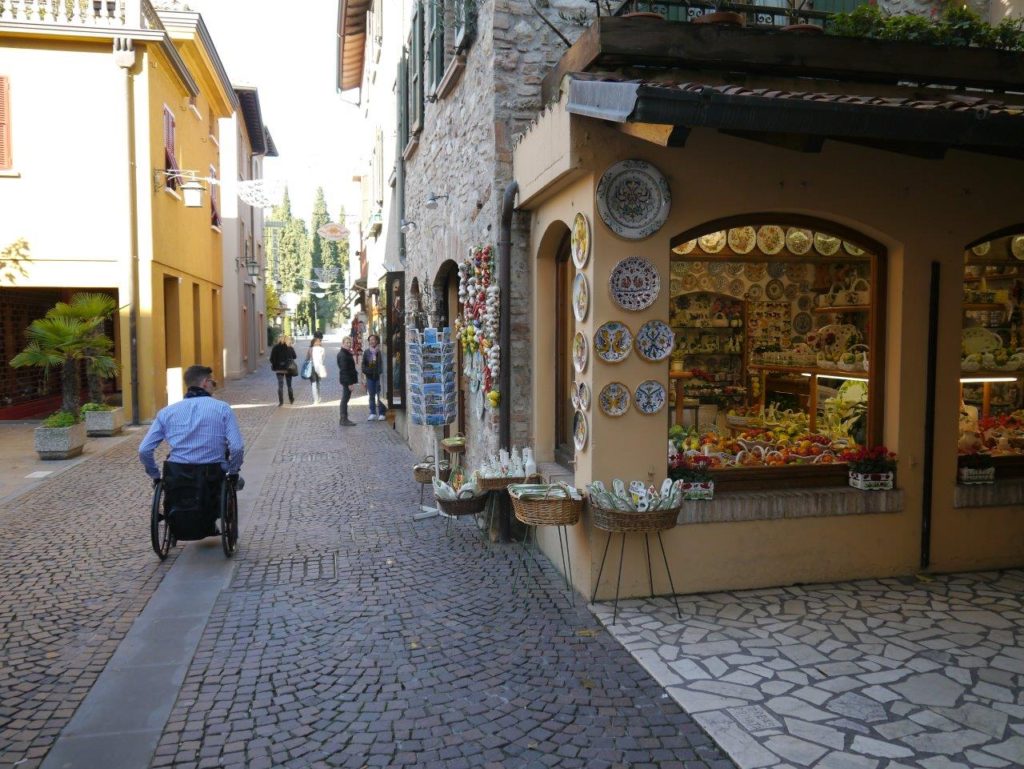 Blumil na ulicy w Sirimione we Włoszech