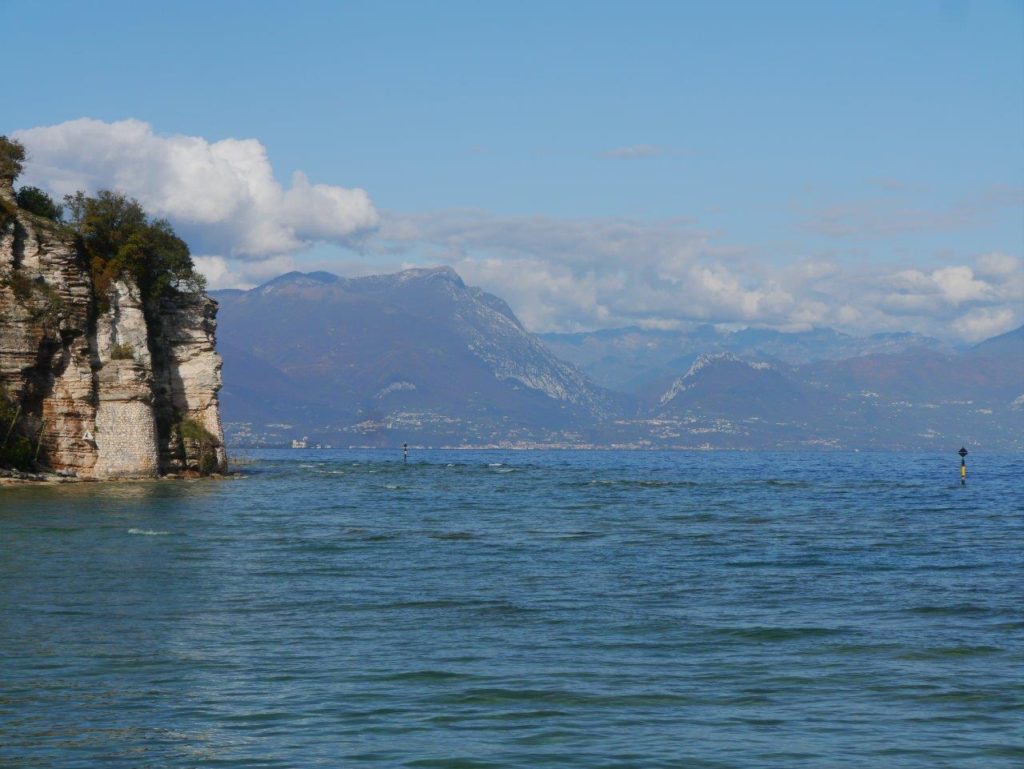 Widok na jezioro Garda we Włoszech