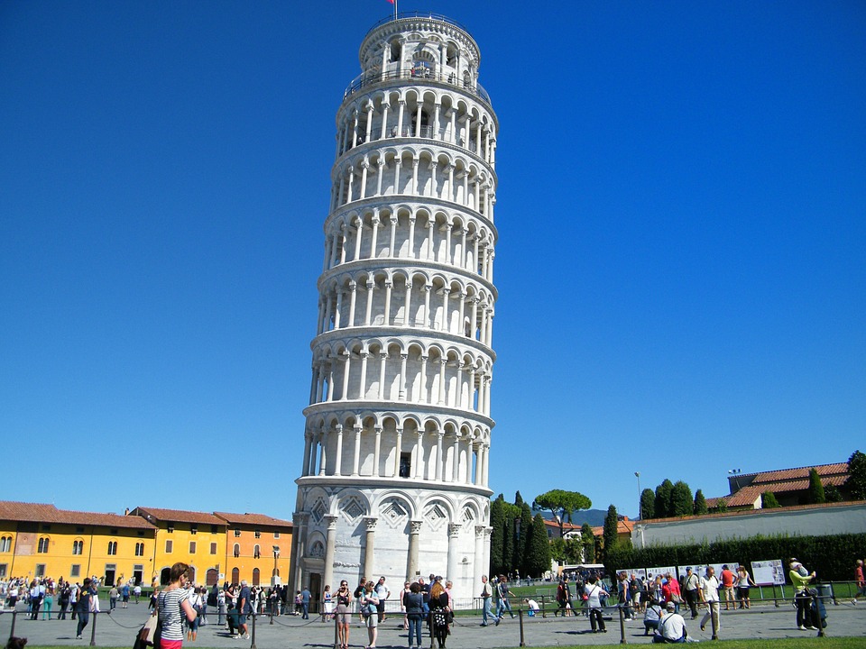 Krzywa wieża w Pizie pod Mediolanem