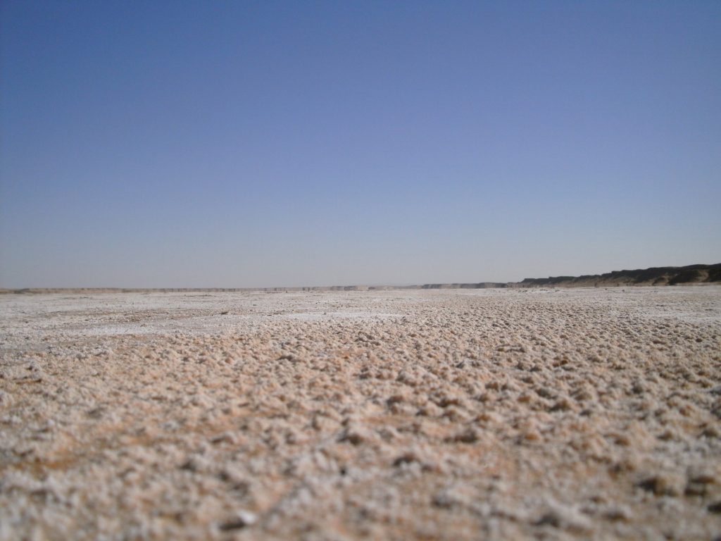 Piaszczysta plaża w Tunezji - trudno na niej bez Blumil
