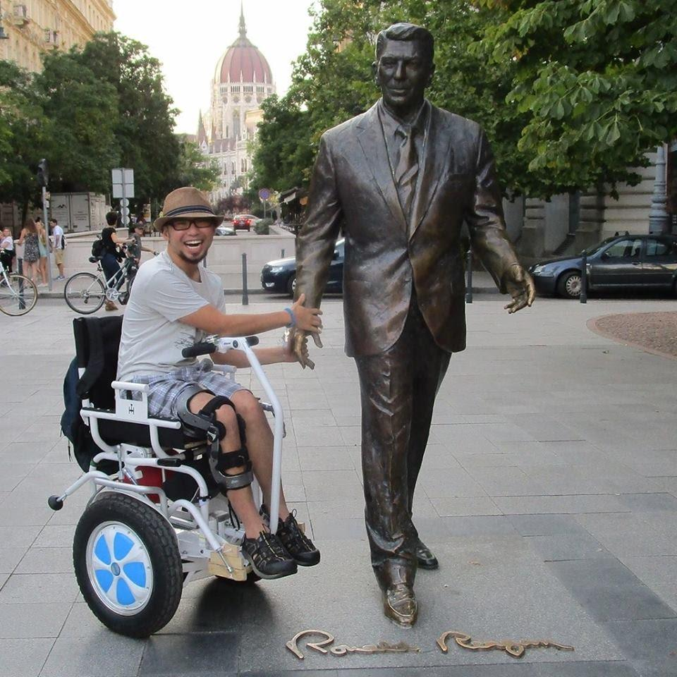 Użytkownik wózka elektrycznego Blumil, podróżowanie z wózkiem elektrycznym, turystyka bez barier, wózek inwalidzki