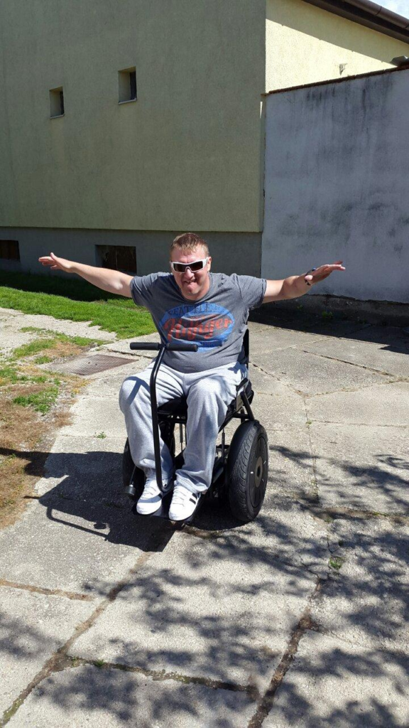 użytkownik wózka elektrycznego, wózek inwalidzki, wózek elektryczny